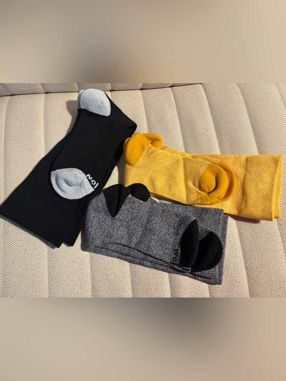 3 pairs Wellow compression socks like new size MEDIUM